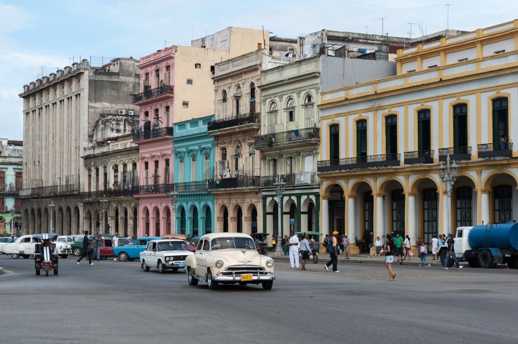 Carro antigo no centro de Havana