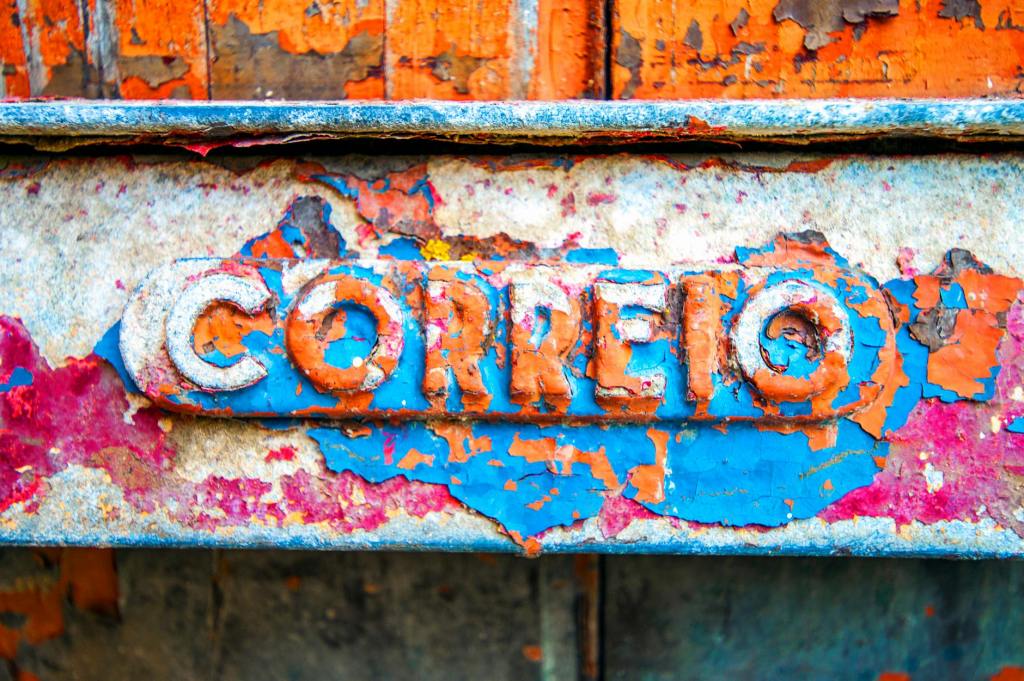 Caixa de correio velha e corroída